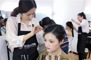 自學(xué)化妆能(néng)行得通吗？