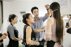 如何扮演好化妆师这个角色？