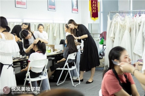 想要學(xué)好化妆，这8条定律要恪守