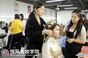 分(fēn)享我找化妆學(xué)校的经验，姐妹们不妨看看！